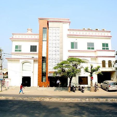 Grace Hotel Karnāl Extérieur photo