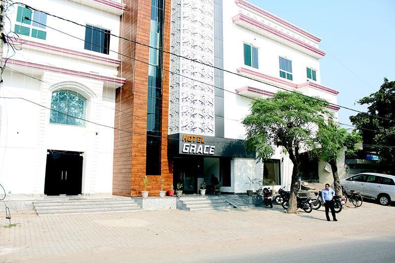 Grace Hotel Karnāl Extérieur photo